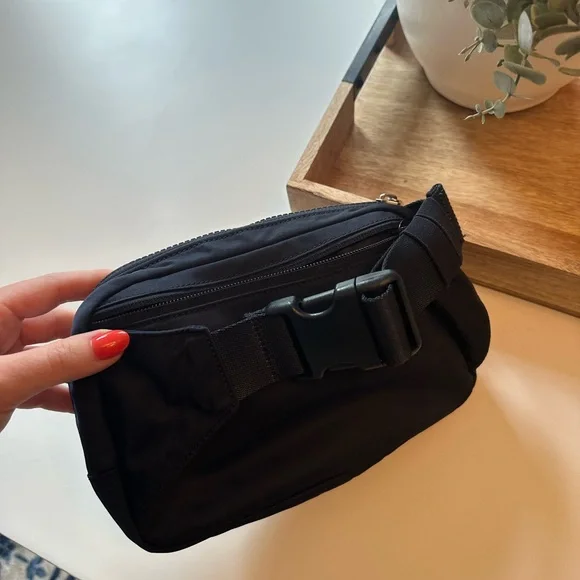 Lululemon Navy Blue Belt Bag 2L - Picture 4 of 4